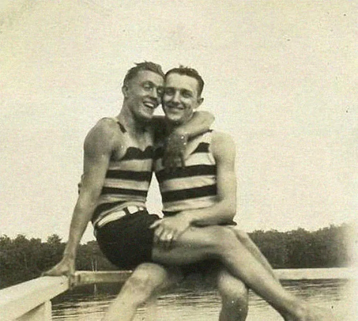 Esta persona estaba harta de aquellos que afirman que los homosexuales no existían antes, y recopiló 31 fotos antiguas para demostrarlo