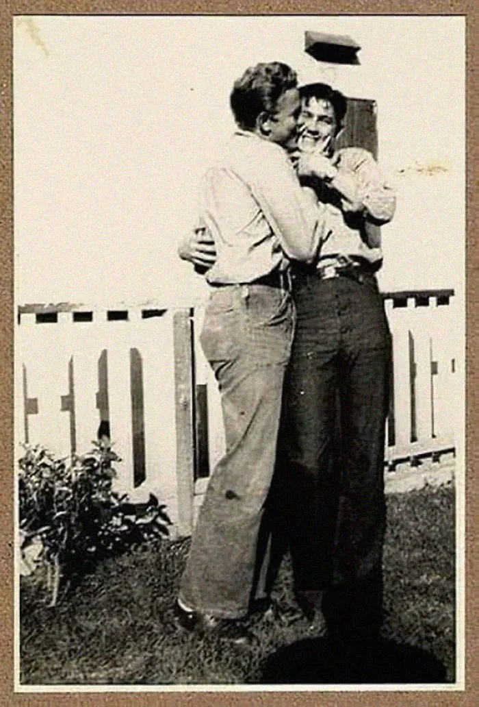 Esta persona estaba harta de aquellos que afirman que los homosexuales no existían antes, y recopiló 31 fotos antiguas para demostrarlo