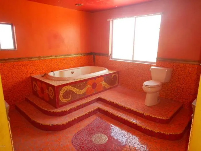Real Estate Agent Posts 25 Of The Worst Home Design Finds By Her Fellow Agents