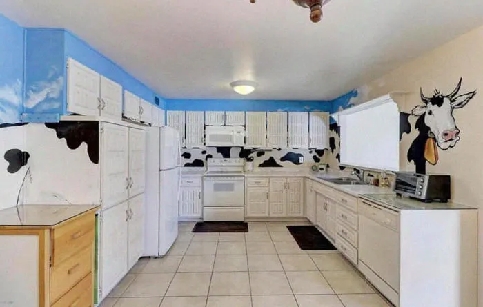 Real Estate Agent Posts 25 Of The Worst Home Design Finds By Her Fellow Agents