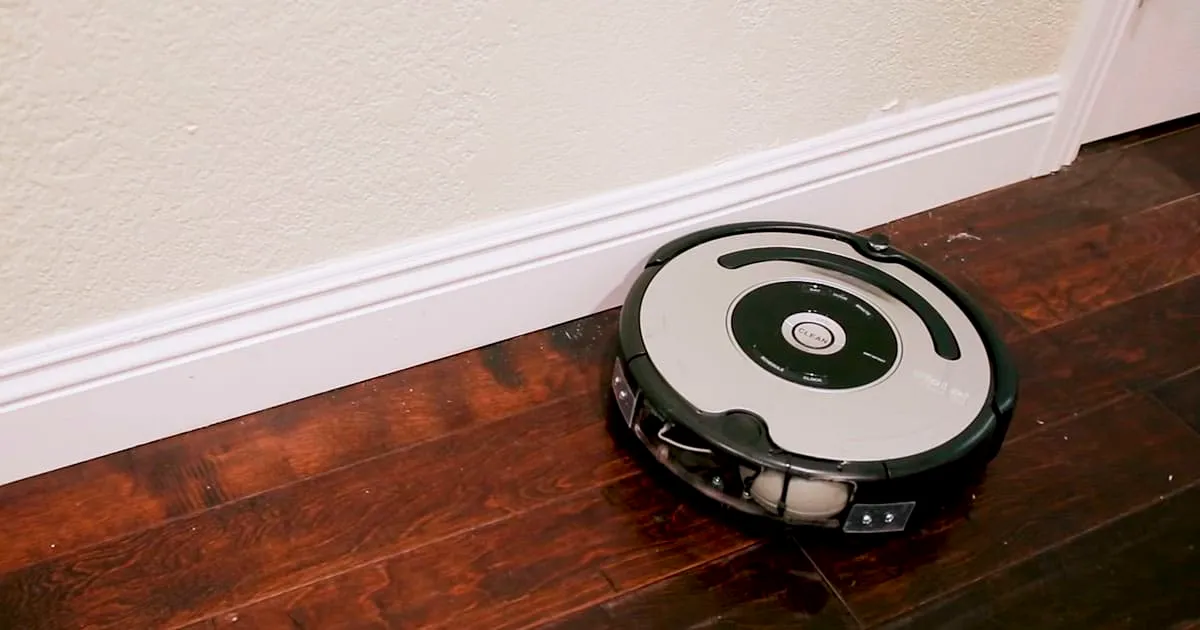 Han modificado una roomba para que diga palabrotas cuando se choca, y es divertidísimo