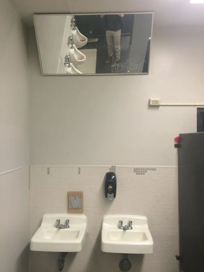 El espejo en el baño de chicos del instituto
