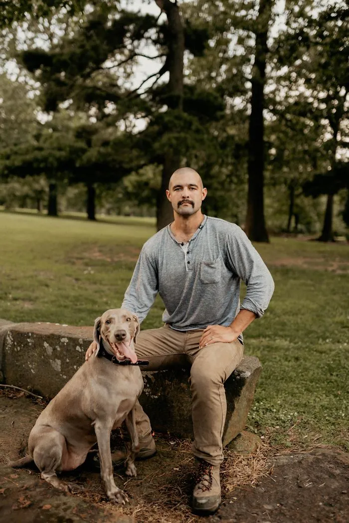 A mi novia no le gustaba mi bigote, así que me lo afeité. Pero antes me hice unas fotos profesionales con mi perro