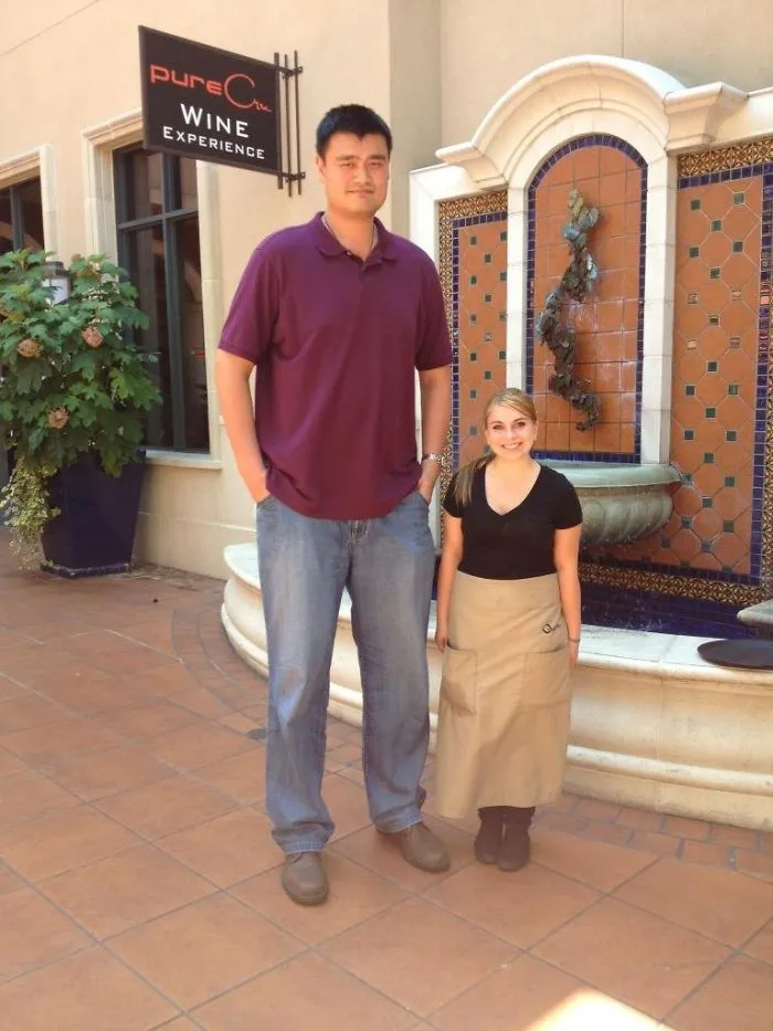 Yao Ming visitó el restaurante de mi novia. Mide 1'50