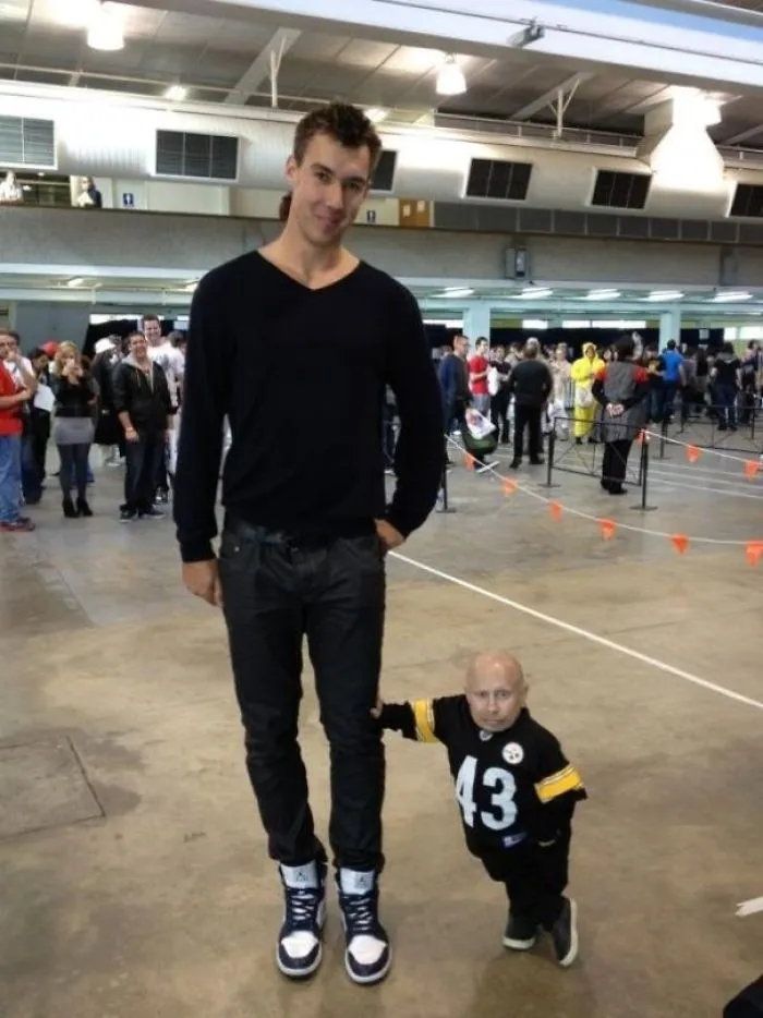 El actor Vern Troyer quso hacerse una foto conmigo. Mido 2'08