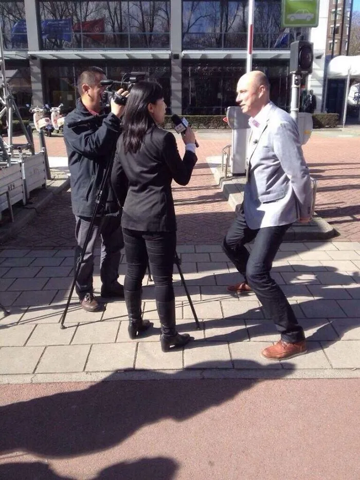 Empleado holandés entrevistado en la televisión china