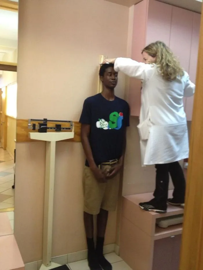 Un amigo en un chequeo médico