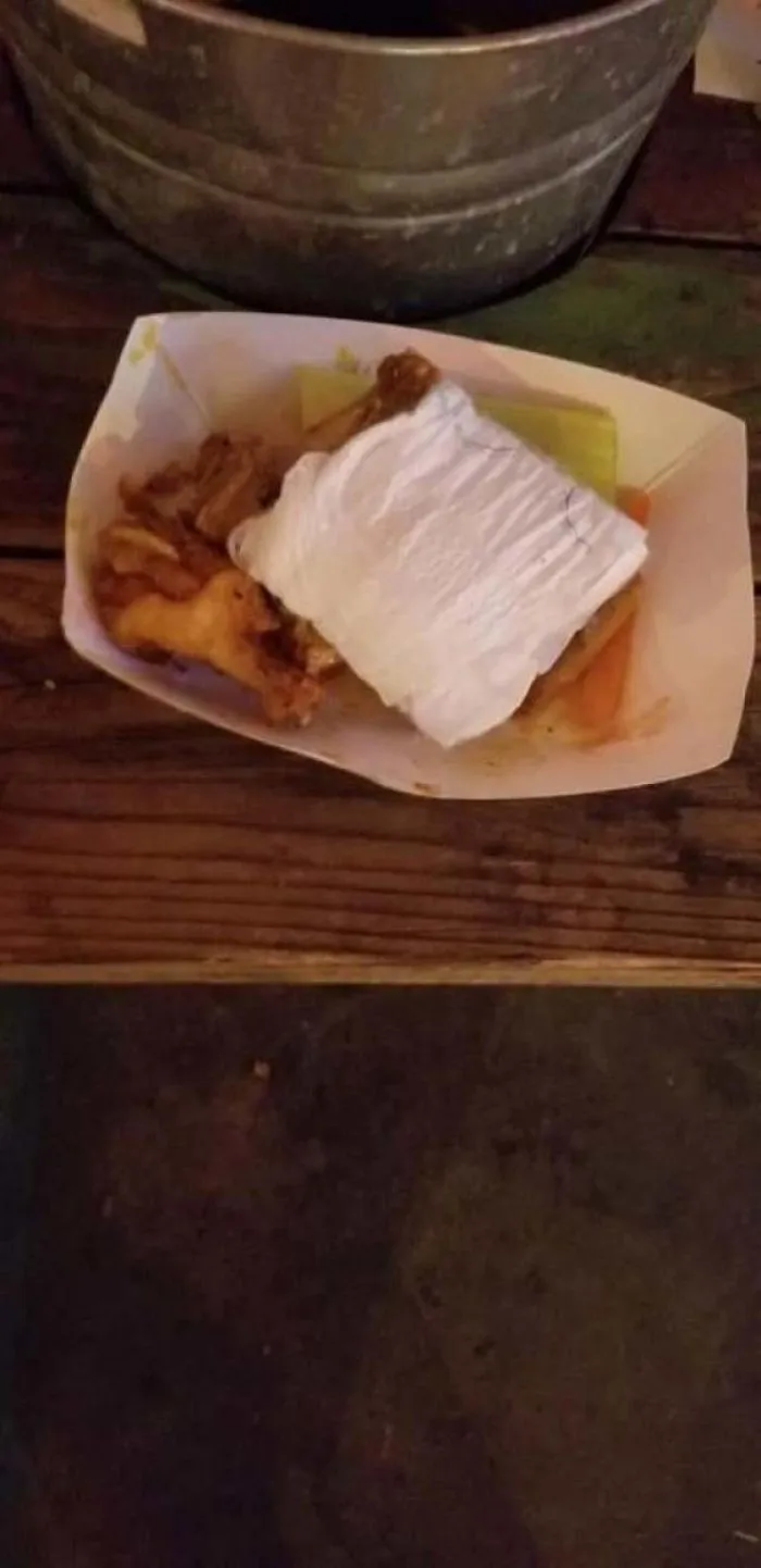 Esta clienta dejó un pañal sucio en la mesa del restaurante