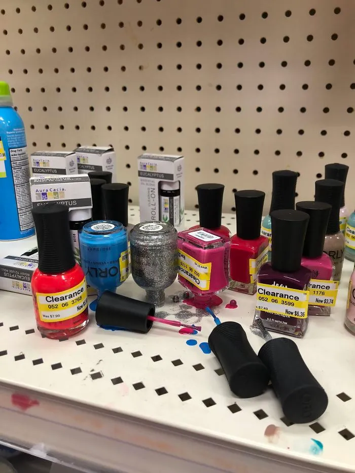 Frascos de pintauñas abiertos y puestos bocabajo