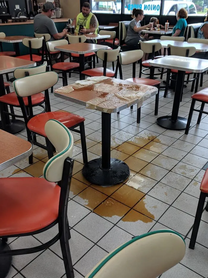 Alguien dejó este desastre, tiró unas cuantas servilletas encima y se fue