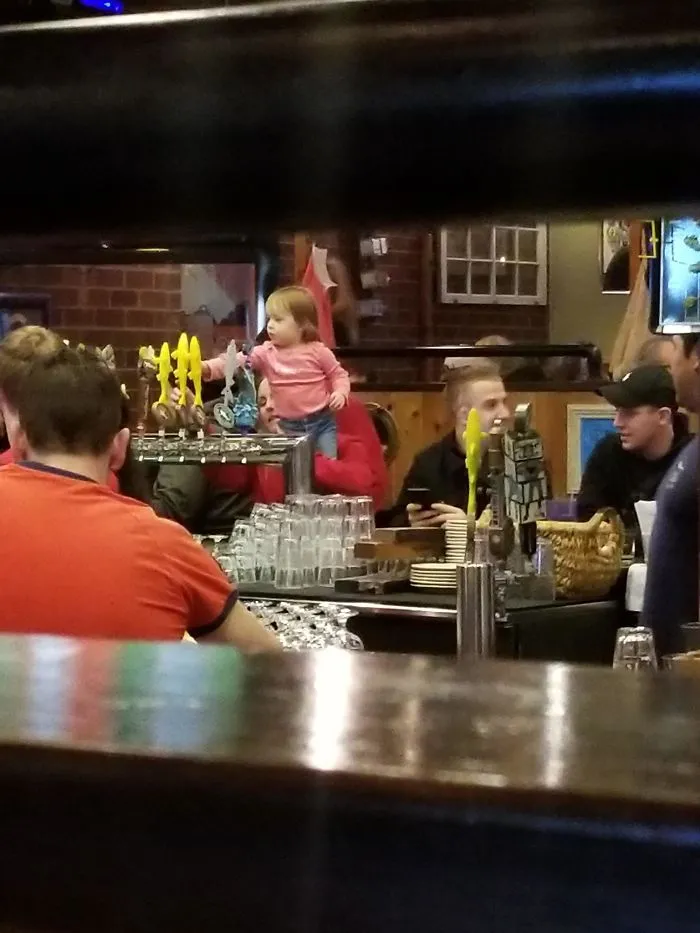 Nada como llevarte a tu niño pequeño al bar y  dejarle jugar con los grifos de cerveza