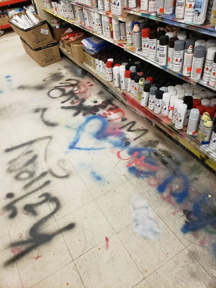 La gente probando los sprays de pintura