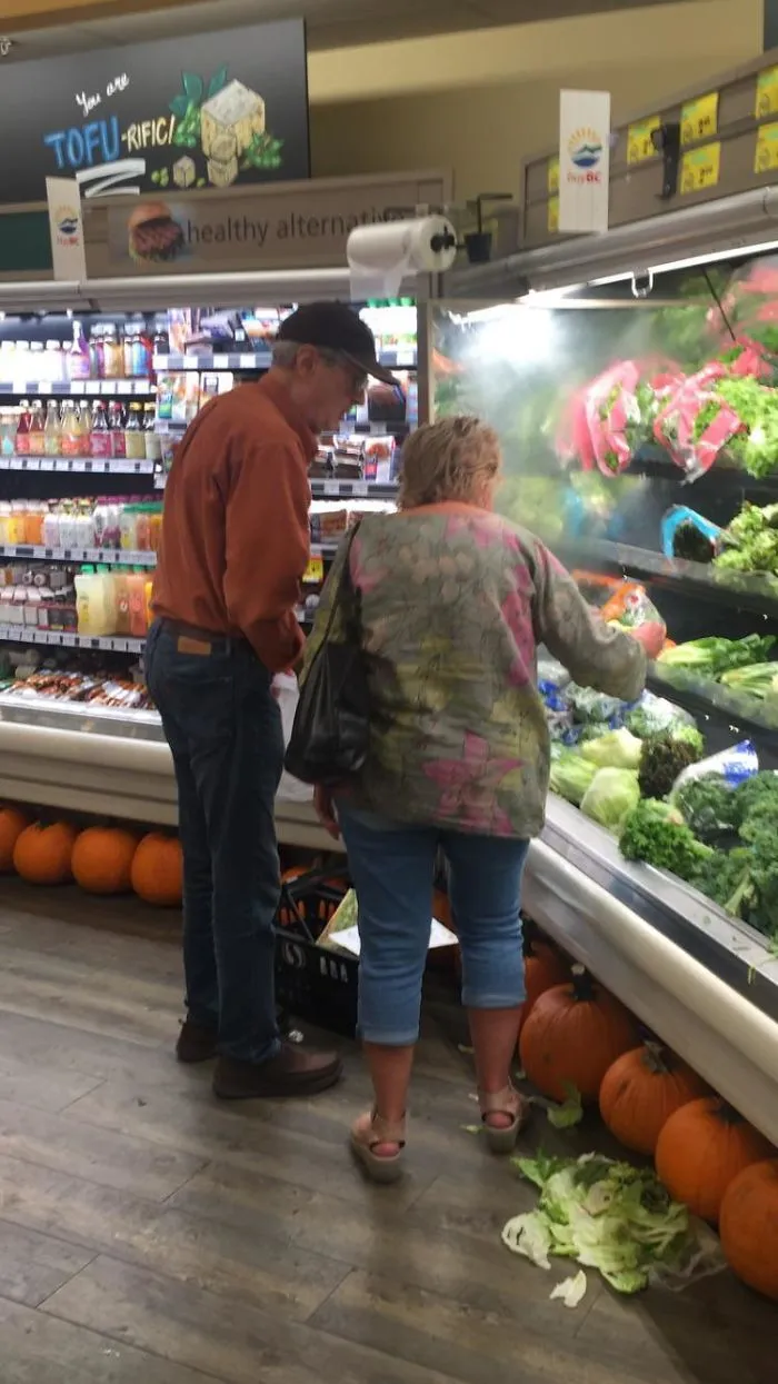 Arrancando las hojas "pochas" de las lechugas hasta encontrar una que mereciera la pena