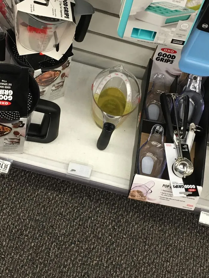 Comprobando cosas en la tienda y de repente olí a pis