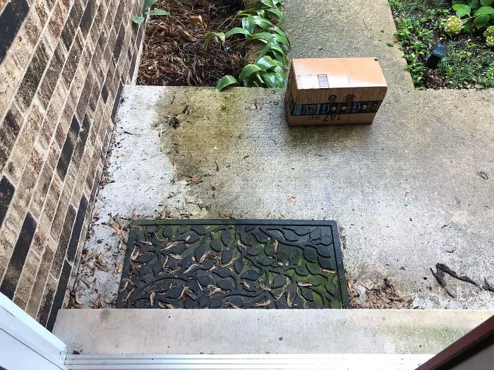 Estaba lloviendo cuando lo repartieron, pero no se molestaron en dejarlo en la zona que está seca