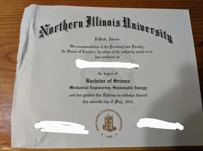 Este es mi diploma y al cartero se le ha caido en un charco