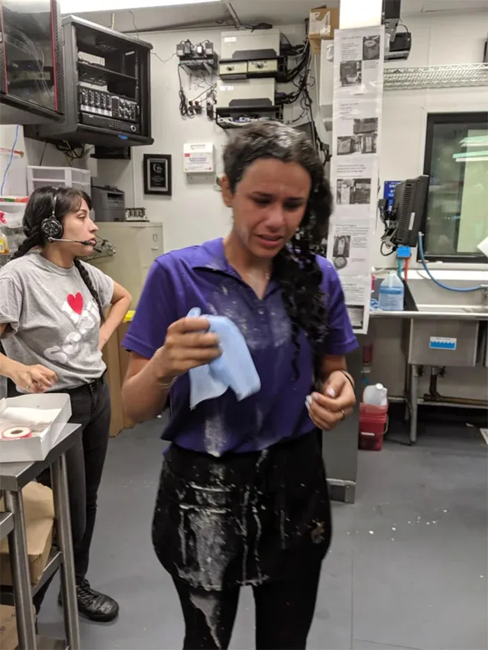 Unos clientes me han atacado lanzándome comida y bebidas. Tengo moratones en la espalda. ¿Puedo presentar cargos?