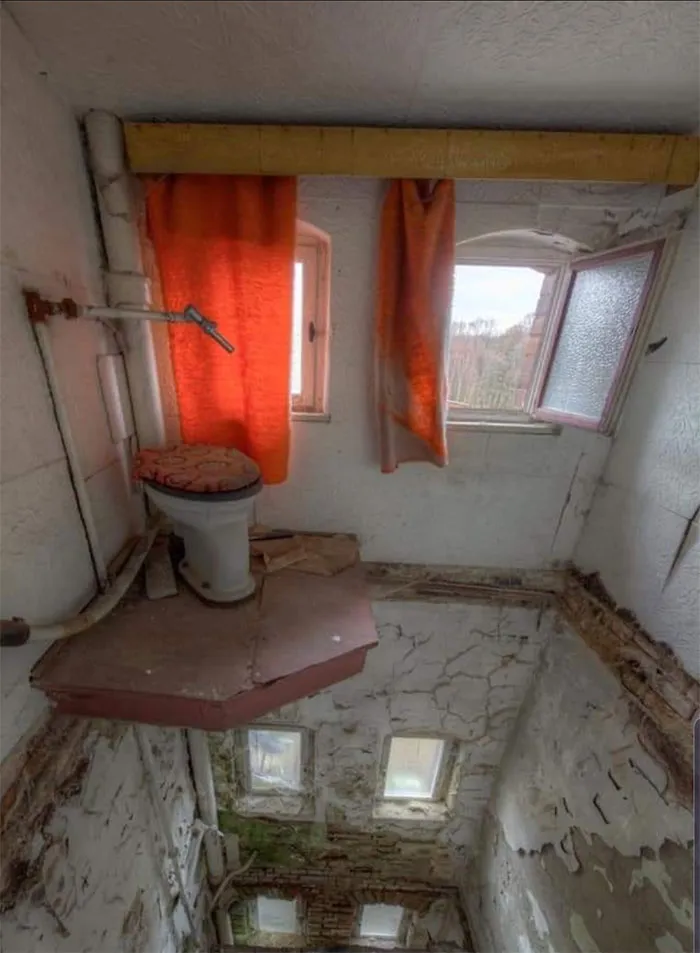 There's A Facebook Group That Posts Toilets With Threatening Auras, And Here's 40 Of The Best Ones