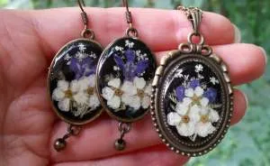 I Handmake Jewelry With Real Flowers And Natural Stones
