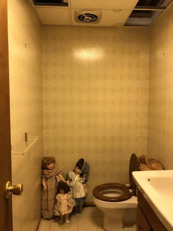 There's A Facebook Group That Posts Toilets With Threatening Auras, And Here's 40 Of The Best Ones
