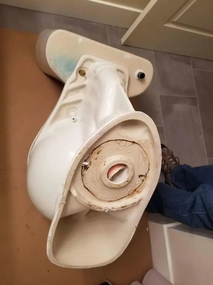There's A Facebook Group That Posts Toilets With Threatening Auras, And Here's 40 Of The Best Ones