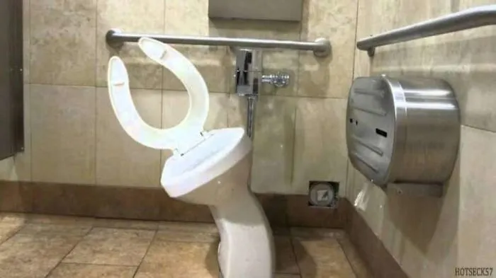 There's A Facebook Group That Posts Toilets With Threatening Auras, And Here's 40 Of The Best Ones
