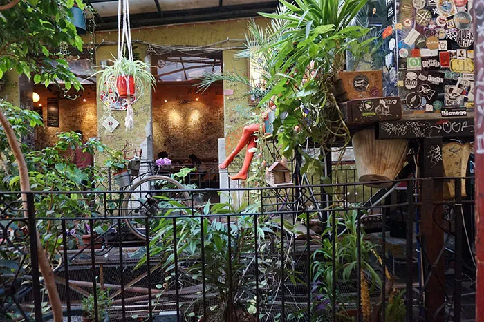 I Went To An Old Jewish Quarter In Budapest To Find Out What The Fuss Is All About Ruin Bars (20 Pics)
