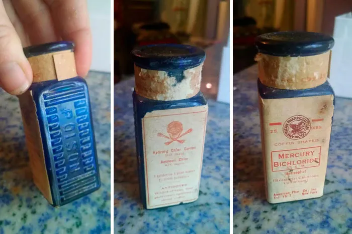 Botella de veneno sin abrir. Las pastillas tienen forma de ataúd