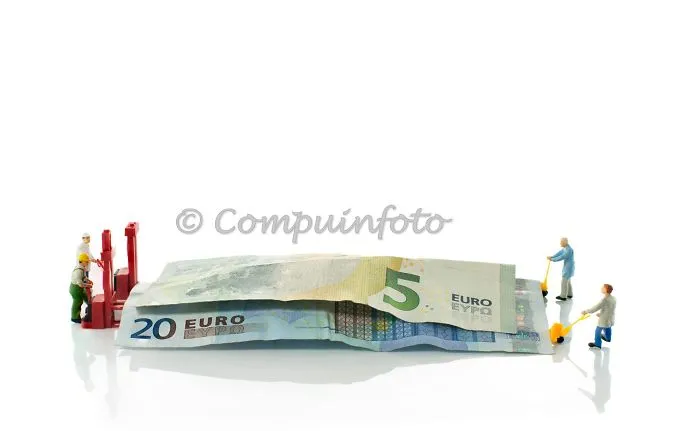 I Create Little Worlds Of Miniature People (83 Pics)