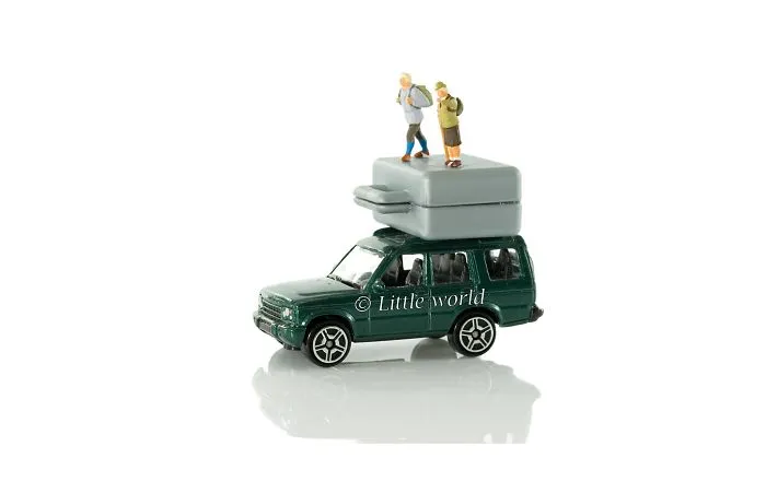 I Create Little Worlds Of Miniature People (83 Pics)