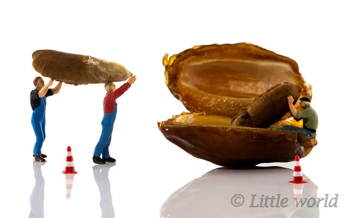 I Create Little Worlds Of Miniature People (83 Pics)