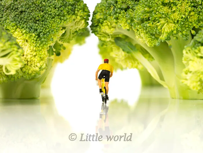 I Create Little Worlds Of Miniature People (83 Pics)