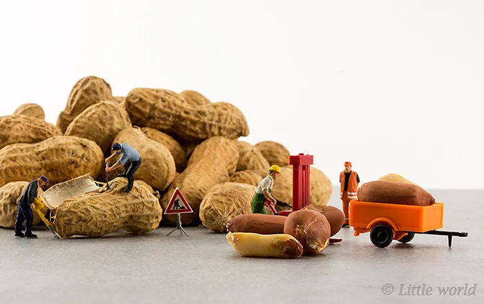 I Create Little Worlds Of Miniature People (83 Pics)