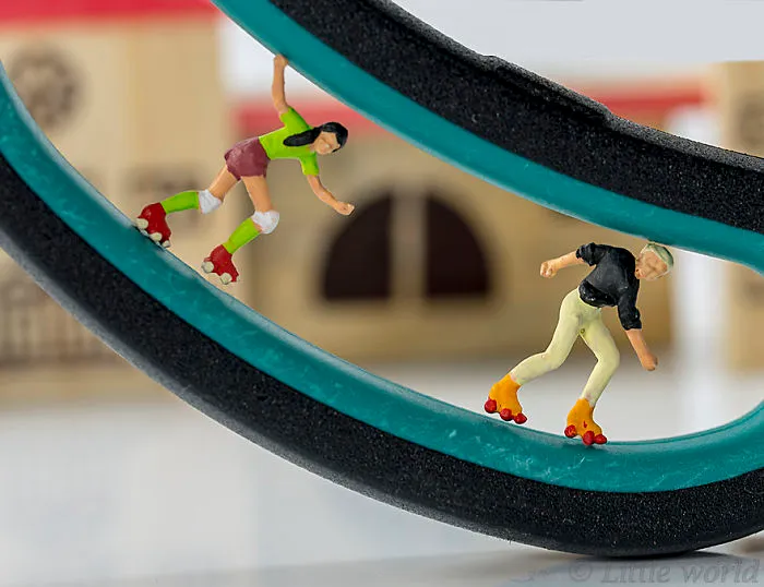 I Create Little Worlds Of Miniature People (83 Pics)