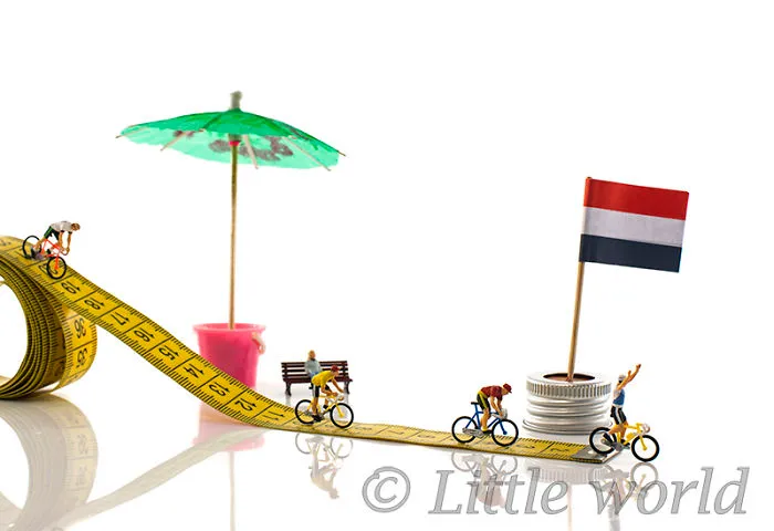 I Create Little Worlds Of Miniature People (83 Pics)