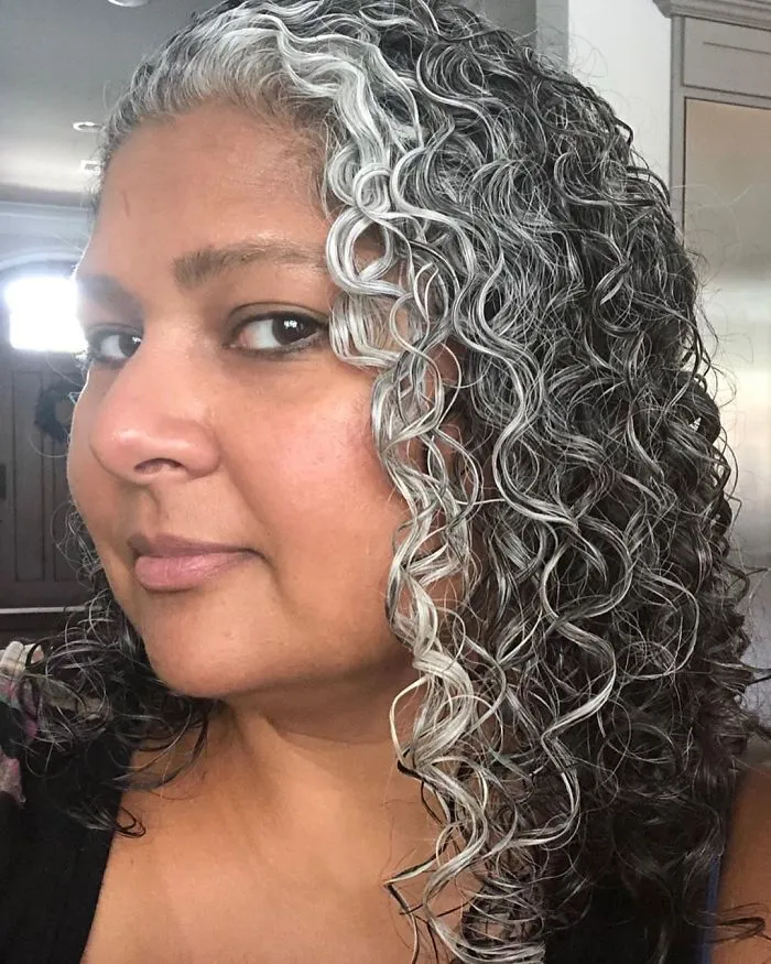 Estas 30 mujeres dejaron de teñirse el cabello, y tienen tan buen aspecto que te convencerán para hacer lo mismo (Nuevas imágenes)