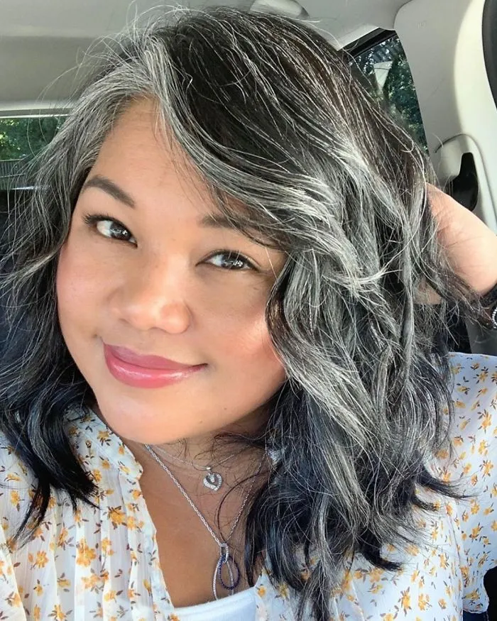 Estas 30 mujeres dejaron de teñirse el cabello, y tienen tan buen aspecto que te convencerán para hacer lo mismo (Nuevas imágenes)