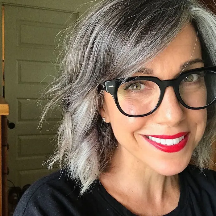 Estas 30 mujeres dejaron de teñirse el cabello, y tienen tan buen aspecto que te convencerán para hacer lo mismo (Nuevas imágenes)