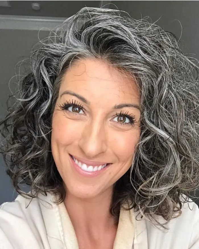 Estas 30 mujeres dejaron de teñirse el cabello, y tienen tan buen aspecto que te convencerán para hacer lo mismo (Nuevas imágenes)