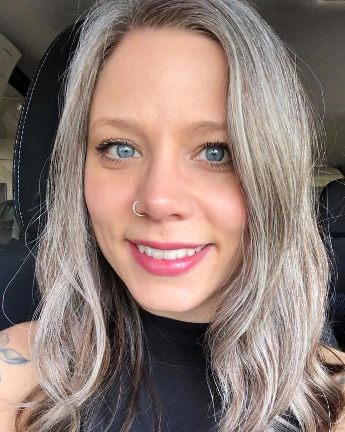 Estas 30 mujeres dejaron de teñirse el cabello, y tienen tan buen aspecto que te convencerán para hacer lo mismo (Nuevas imágenes)