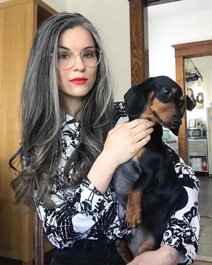 Estas 30 mujeres dejaron de teñirse el cabello, y tienen tan buen aspecto que te convencerán para hacer lo mismo (Nuevas imágenes)