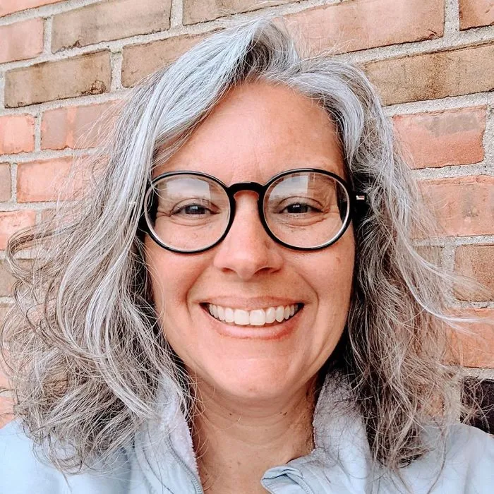 Estas 30 mujeres dejaron de teñirse el cabello, y tienen tan buen aspecto que te convencerán para hacer lo mismo (Nuevas imágenes)