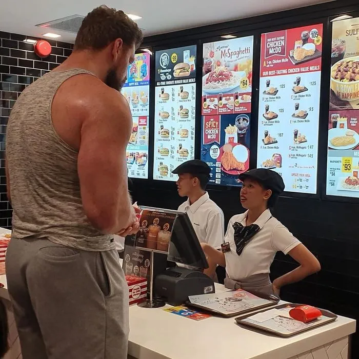 Gigante holandés en un McDonalds de Filipinas