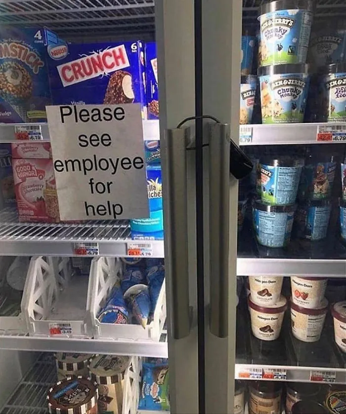 Hubo que poner un candado al congelador porque al parecer es tendencia ir abriendo los helados, lamerlos y volver a poner la tapa, dejándolos ahí