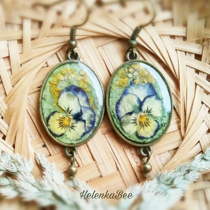 I Handmake Jewelry With Real Flowers And Natural Stones