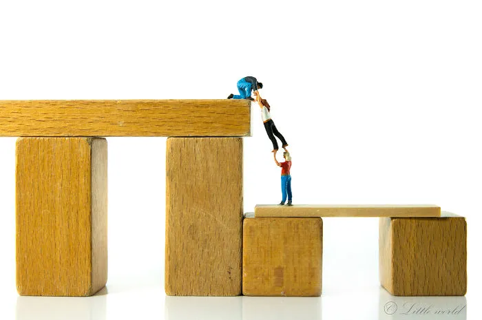 I Create Little Worlds Of Miniature People (83 Pics)