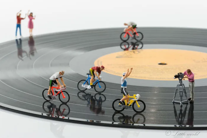 I Create Little Worlds Of Miniature People (83 Pics)