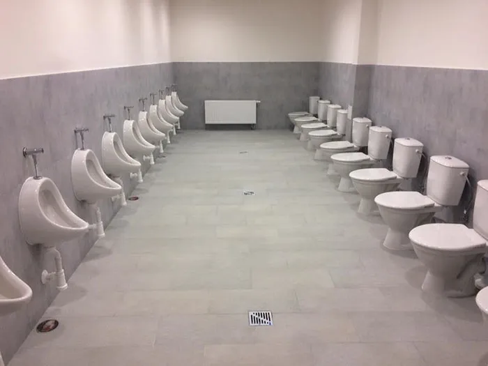 Retretes recién renovados en el gimnasio del colegio