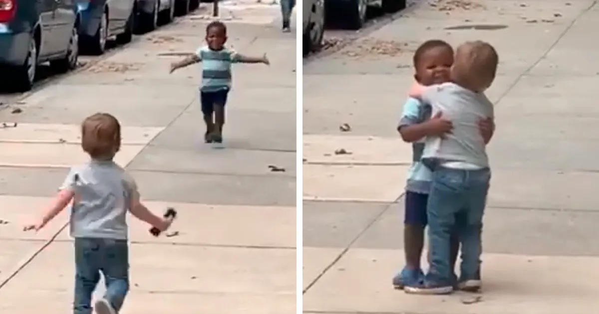 Estos niños pequeños son los mejores amigos y se abrazan como si llevaran años sin verse aunque solo fueran 2 días