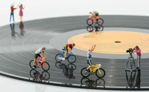 I Create Little Worlds Of Miniature People (83 Pics)